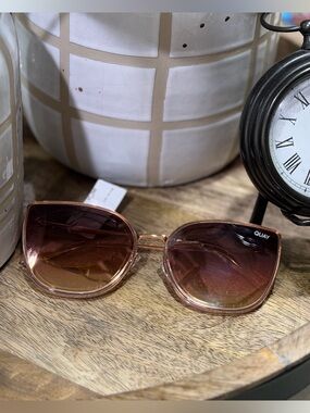 Quay Flat Out Sunglasses in Champ NVYRose